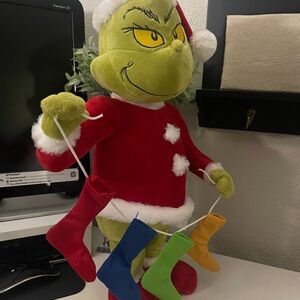 Grinch “Greeter 💚